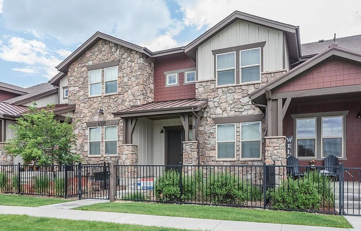 Primary Photo - Great Townhouse in Windsor