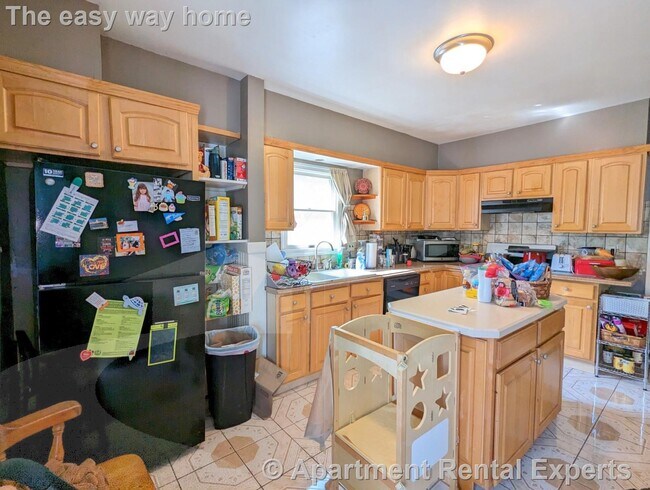 Building Photo - Tufts 2 Bed with Dishwasher, Parking