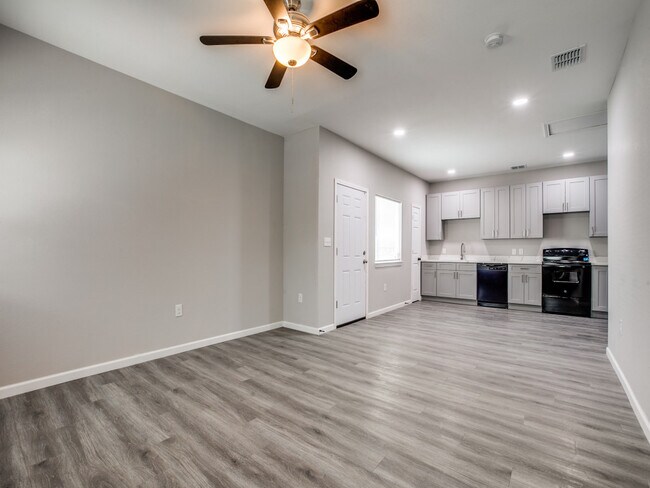 Building Photo - 2910 S Laredo St