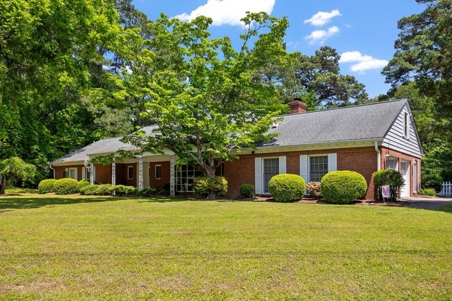 Building Photo - Beautiful brick home on a 1-acre lakefront...