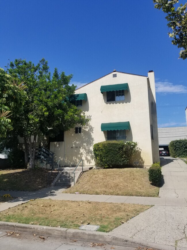 Building Photo - 947 S Sycamore Ave