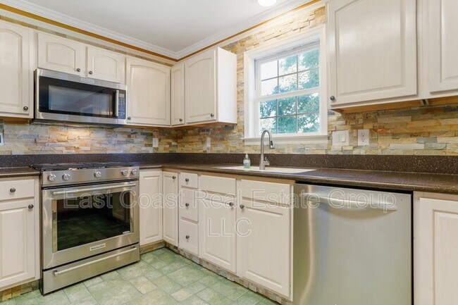 Building Photo - 77 Grassy Meadow Rd