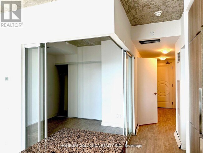 Photo du bâtiment - 88 Blue Jays Way