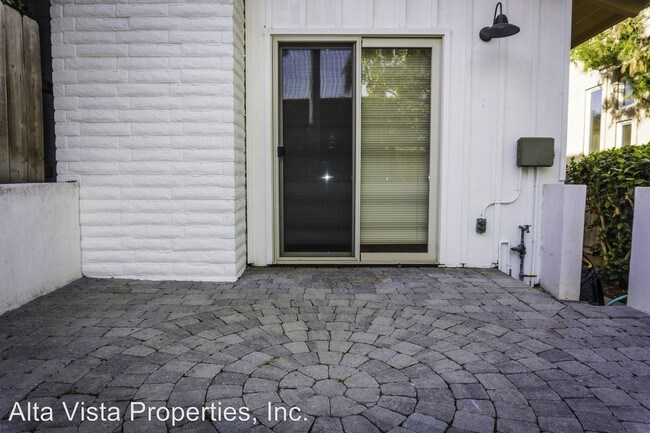Building Photo - 7426 Draper Ave