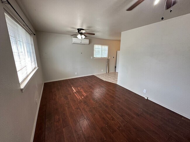 Foto del edificio - 313 N Kentucky St