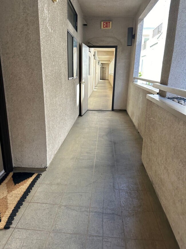 Building Photo - Explore a charming 2 bedrooms, 2.5 bathroo...