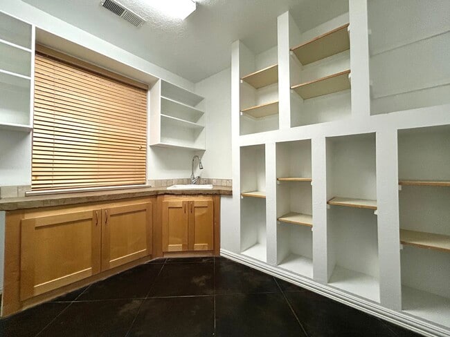 Foto del edificio - 1001 Pinzon St NW