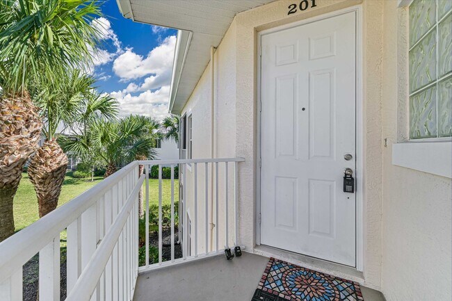 Foto del edificio - ** LOCATION! 3 Bed/2 Bath N Naples Condo i...