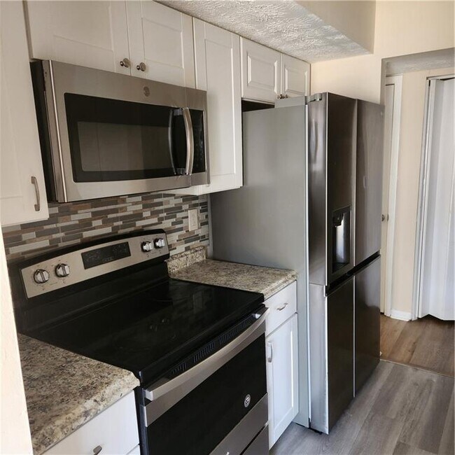 Foto del edificio - 293 Country Club Dr