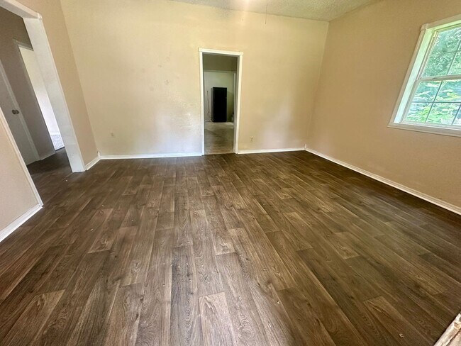 Building Photo - 3 Bedroom and 1 Bathroom Home in Shawnee