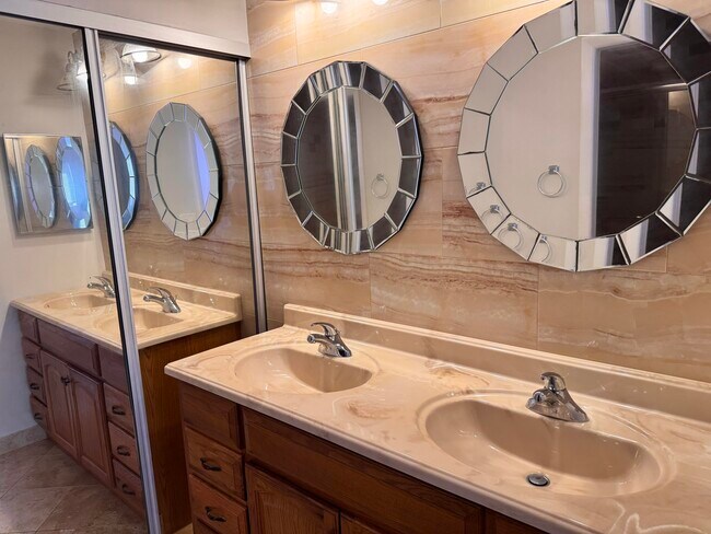 Foto del edificio - 5574 Witney Dr