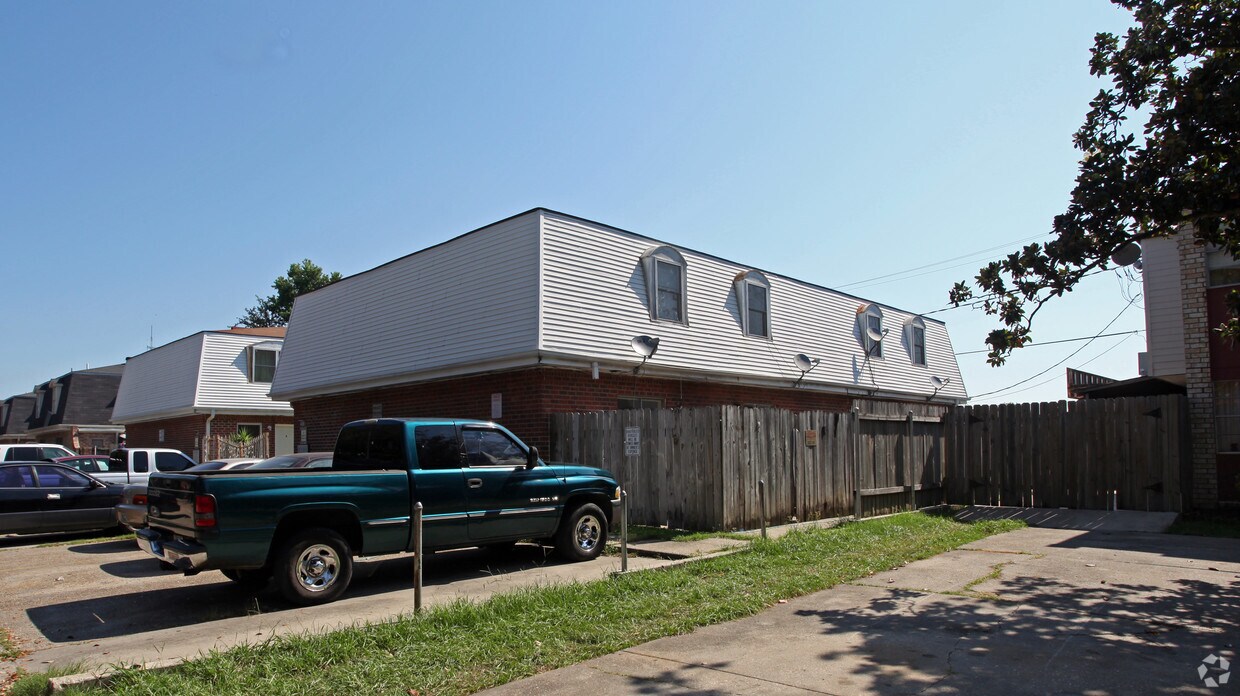 Primary Photo - 617-621 Farmington Pl