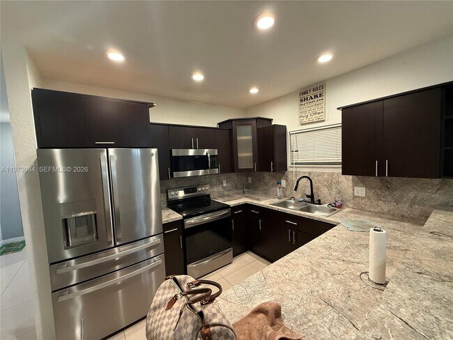 Foto del edificio - 8297 NW 12th Pl