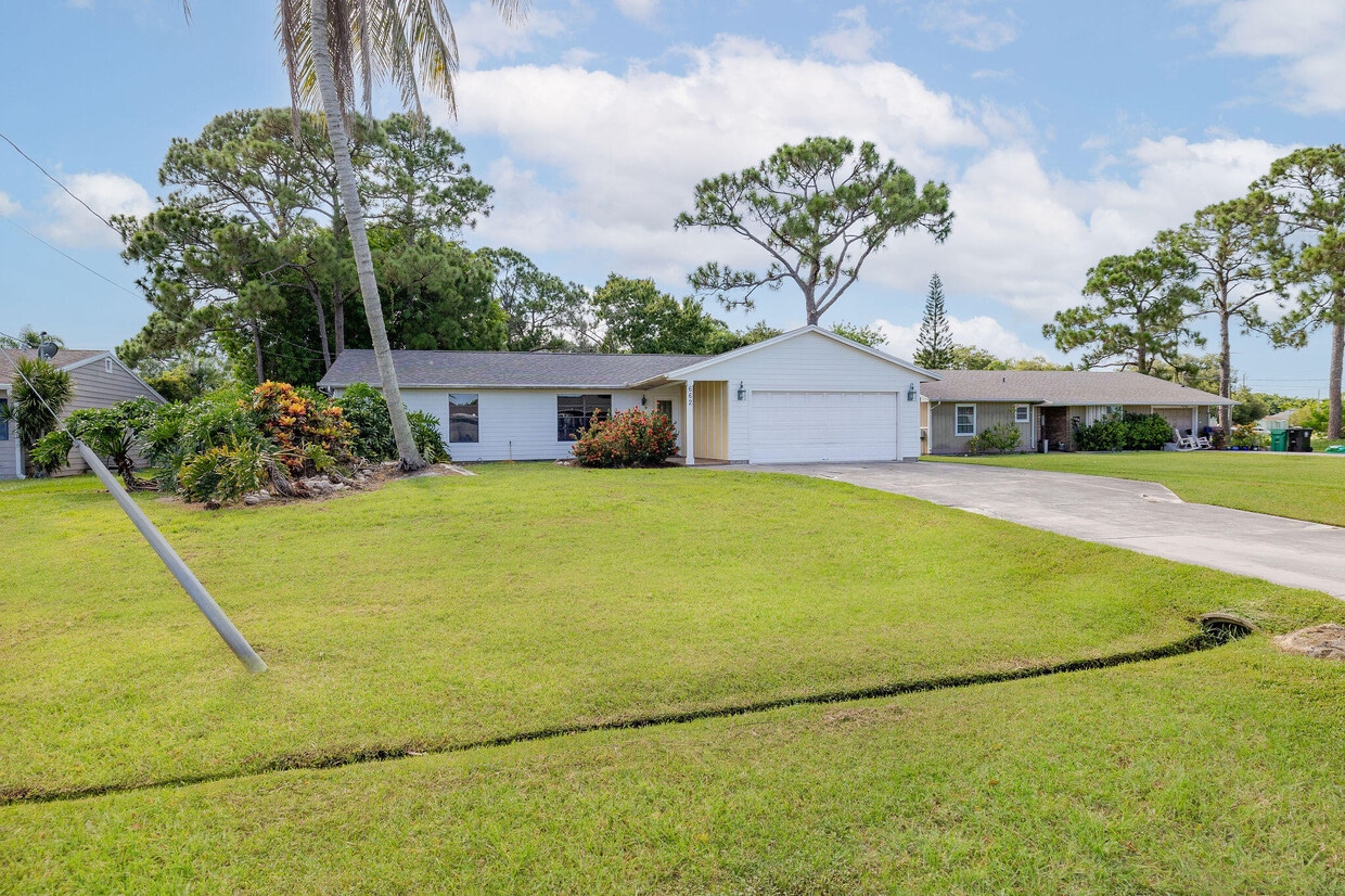 Foto principal - 662 NW Cardinal Dr