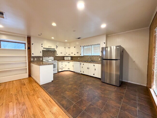 Foto del edificio - Gorgeous Mid Century Style Located in the Medical District!