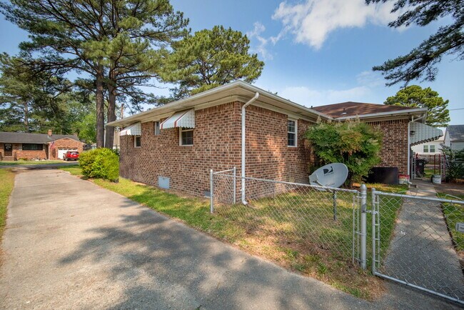 Building Photo - 1110 Hazel Ave