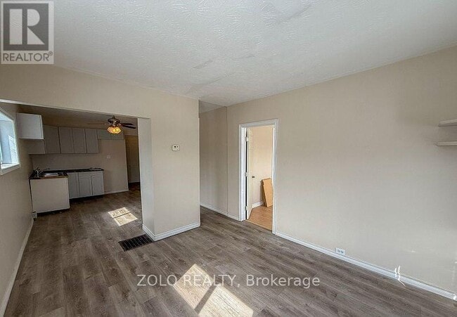 Building Photo - 309 Cedar St N