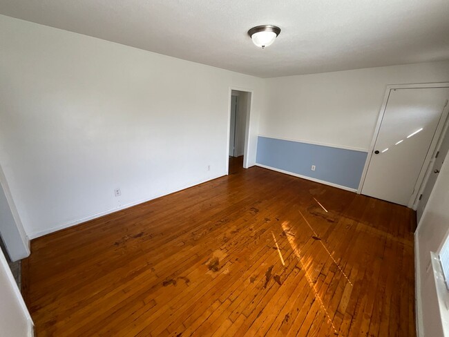 Foto del edificio - 3 BR Ranch with spacious yard in Greensboro!