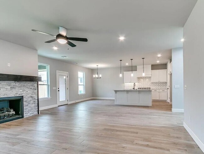 Sala de estar contigua a la cocina - 1221 SW 141st St