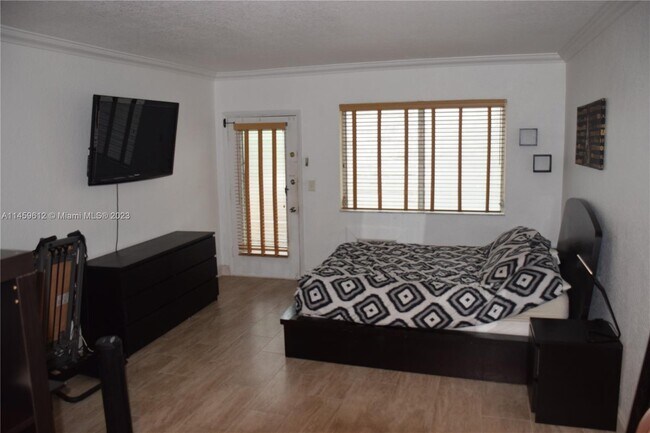 Foto del edificio - 6885 Byron Ave
