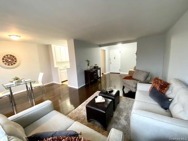 Foto del edificio - 43-60-60 Douglaston Pkwy