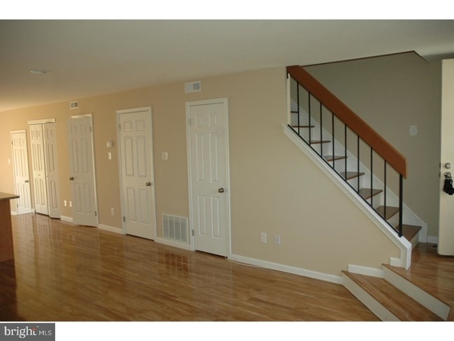 Building Photo - 212 Carriage Ct