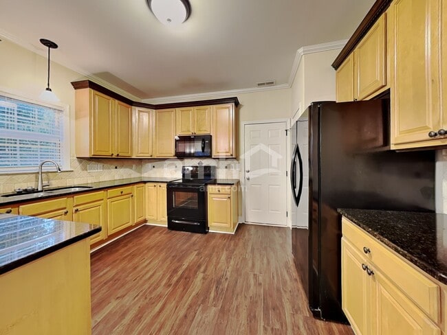 Building Photo - 483 Quick Silver Dr