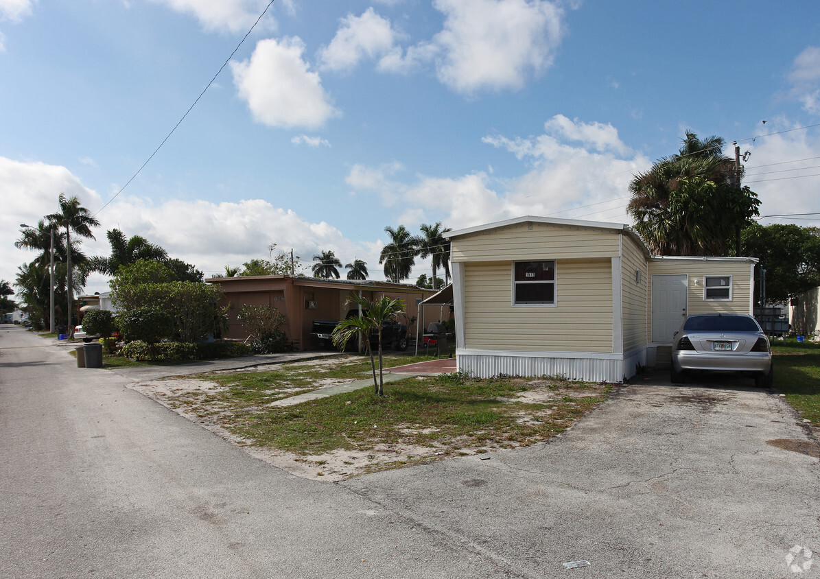 Primary Photo - Lakeside Of The Palm Beaches