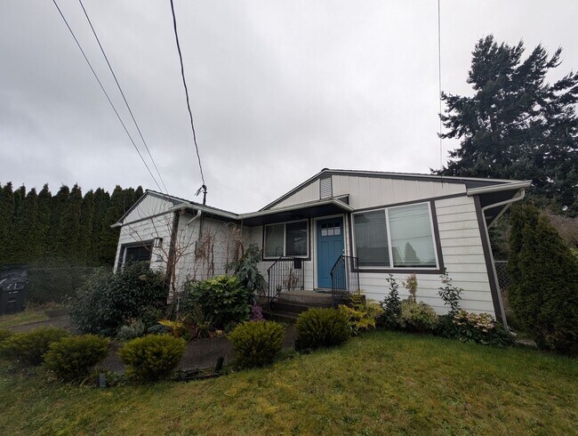 Foto del edificio - Refreshed 3 Bedroom in Tacoma - HUGE Fenced Yard & Outdoor Space. Available Now!