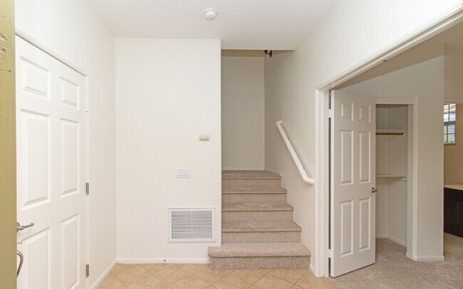 Building Photo - Incredible 3 bed & 3.5 bath Tri-Level Condo in San Marcos!