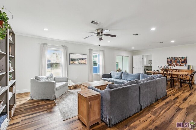 Foto del edificio - 9152 Woodbine St