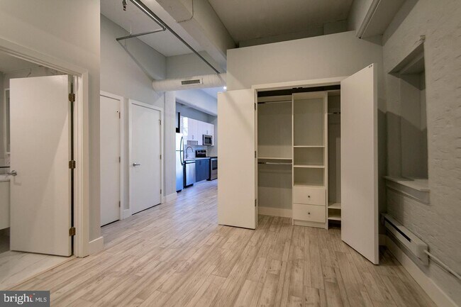 Building Photo - 418 S 13th St