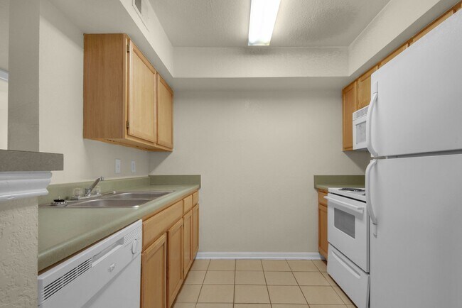 Foto del edificio - Cozy 2B/2B Unfurnished Condo near Beach in...