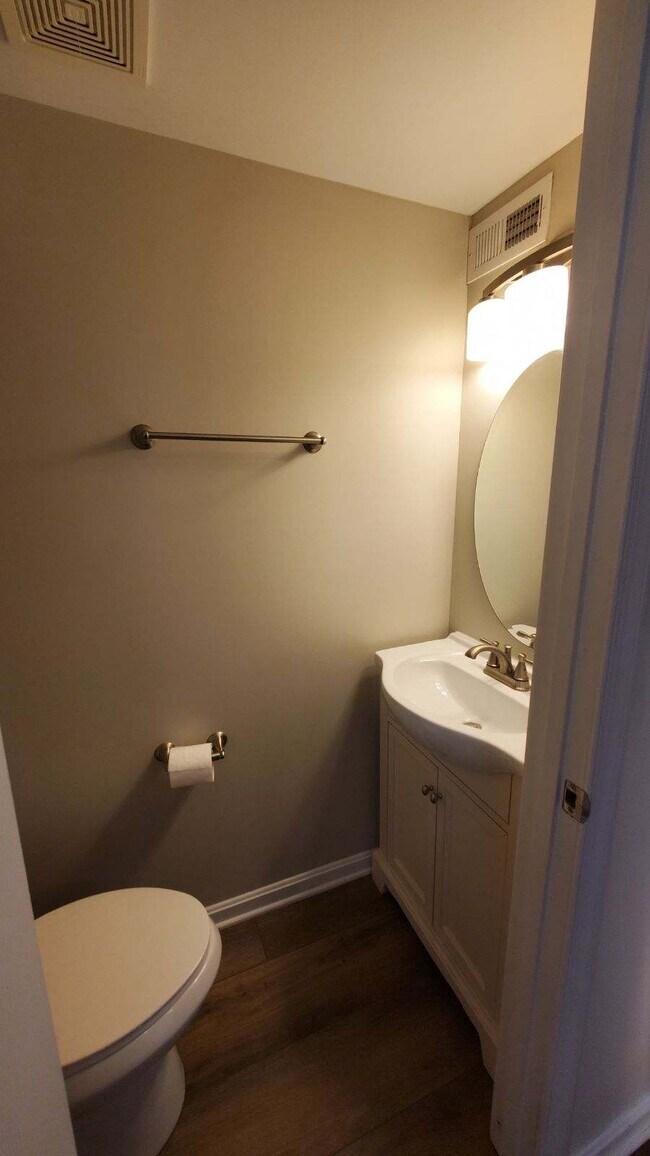 Foto del edificio - 5803 Drawbridge Ct