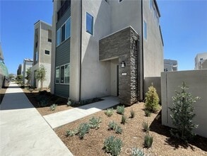 Building Photo - 105 Sawbuck