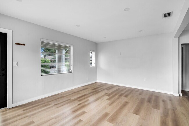 Foto del edificio - 4798 SW 1st St