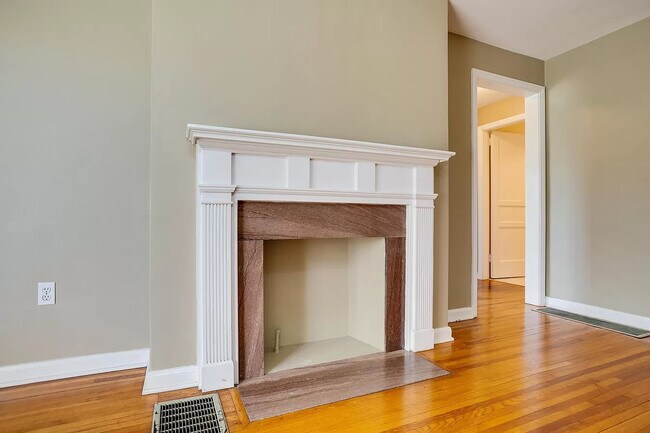 Mantle - 2052 Ridgeview Rd