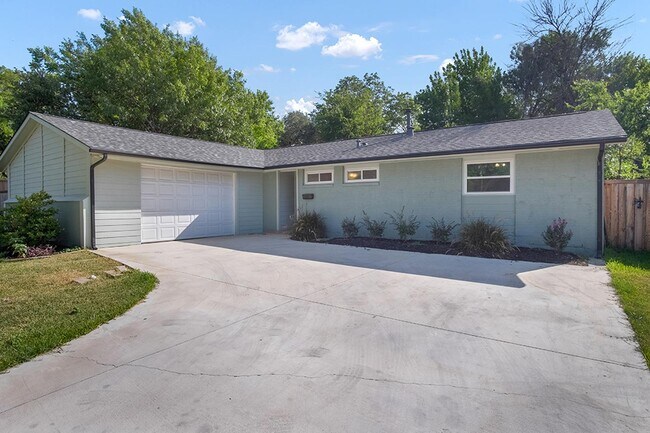 Foto del edificio - Impressive Preston Hollow home with large ...
