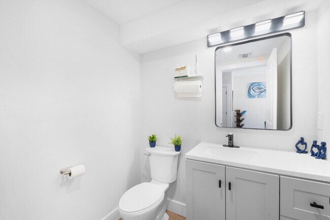 Building Photo - "Charming 2-Bedroom Condo with 2 Full & 2 Half Baths in Prime Plainfield Location!"