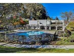Building Photo - 2623 Willowbrook Ln