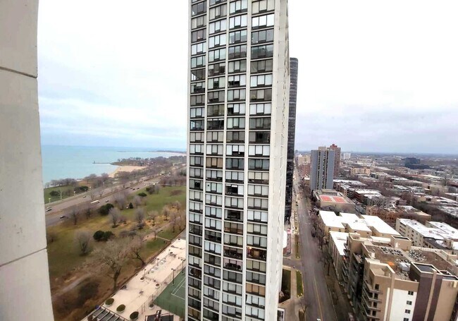 Building Photo - 5455 N Sheridan Rd