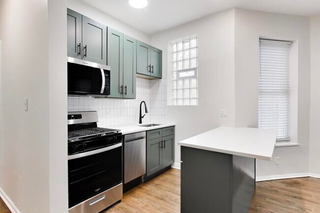 Foto del edificio - 2135 W Division St