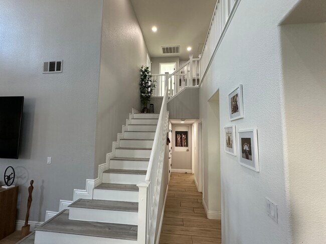 Building Photo - 130 Vella Cir