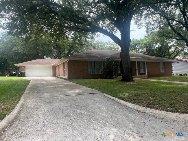 Building Photo - 943 S Pecan Ave