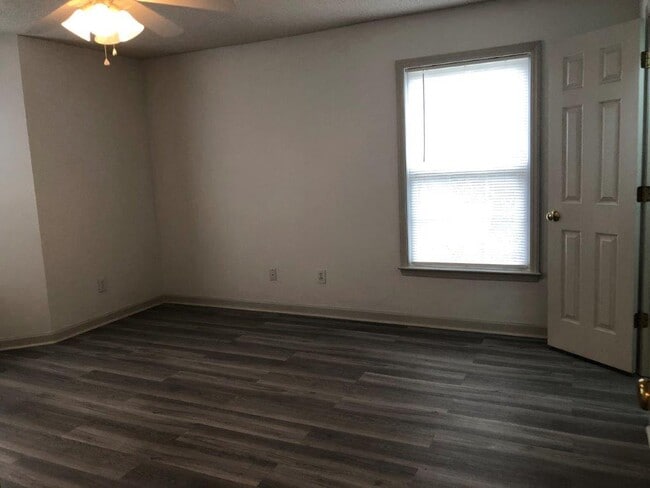 Building Photo - 222 Quietwood Dr