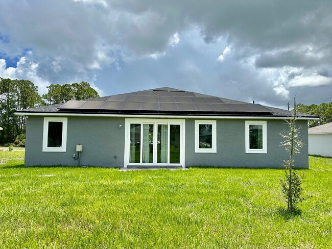 Building Photo - Private Master Bedroom and Bathroom available in a Large, Modern Home. The Master Bedroom feature...