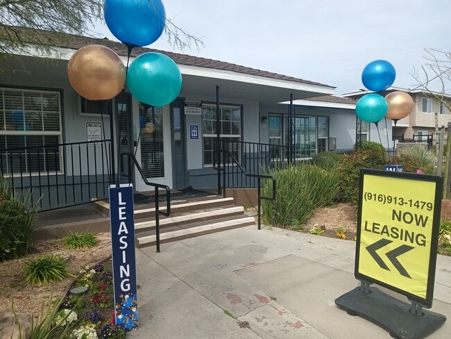 Building Photo - Welcome to SkyView Villa & Somerset Apartments!