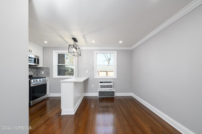 Building Photo - 15 Manor Dr