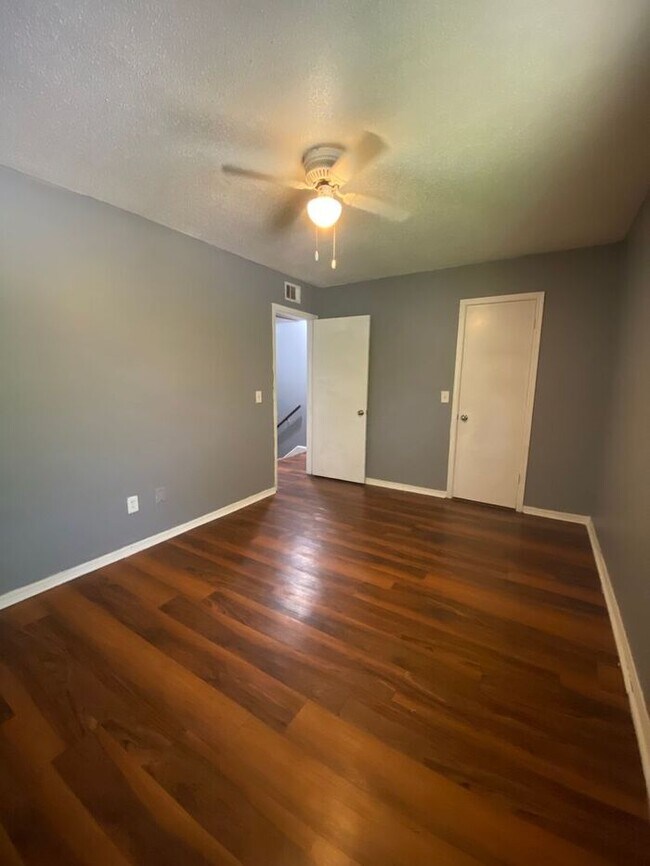 Foto del edificio - 2 Bedroom 1 Bath Apt at the Monterey Squar...