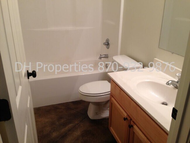 Building Photo - 2212 Hurst Ln